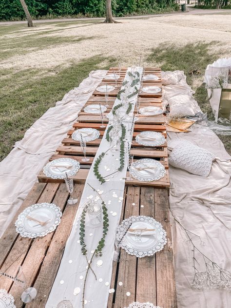 Rustic Wedding Picnic Table Decor, Garden Picnic Bridal Shower Ideas, Bridal Shower Pallet Ideas, Pallet Bridal Shower Decor, Graduation Picnic Party Ideas, Pallet Table Outdoor Party, Farmhouse Bridal Shower Ideas, Pallet Picnic Party, Farmhouse Birthday Party