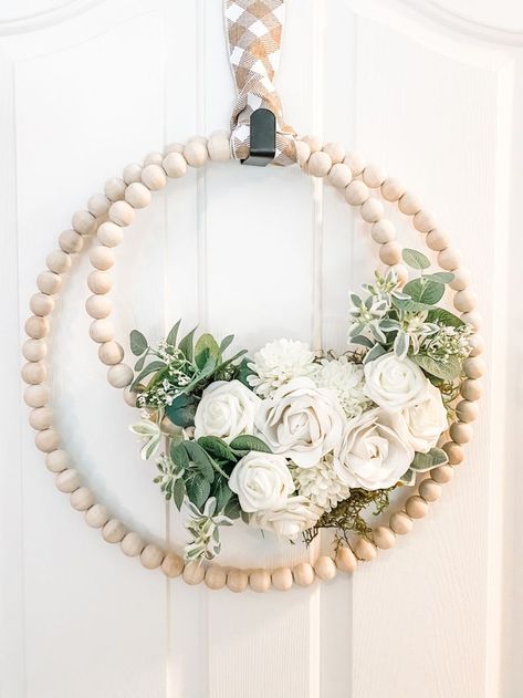 Diy Baskets, Ball Wreath, Diy Christmas Wreaths, Front Porch Christmas Decor Ideas, Porch Christmas Decor Ideas, Wooden Wreaths, Door Wreaths Diy, Porch Christmas Decor, Front Porch Christmas