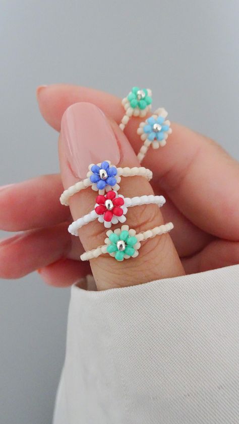 Seed Bead Flower Ring Tutorial, Seed Bead Flowers Tutorial, Flower Beaded Ring, Beaded Flower Ring, Diy Beaded Rings, Seed Bead Flowers, Beaded Earrings Native, Beaded Earrings Tutorials, Miyuki Bracelet