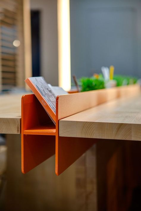 This is so clever, would want a desk like this! Gallery of HUB 4.0 / Nika Vorotyntseva - 11 Office Interior Design, Detail Arsitektur, Joinery Details, Furniture Details, Architectural Details, Office Inspiration, Century Furniture, Wooden Table, Interior Furniture