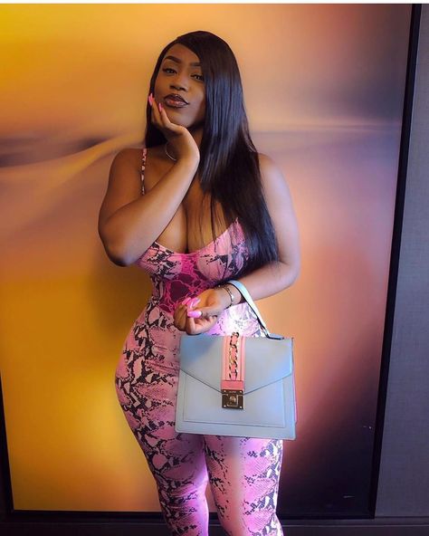 FASHION SNOBB on Instagram: “SNOBB APPROVED ✅ or ❌??? 📸 @uchemba_” Uchemba Instagram, Uche Mba, Chin Exercises, Cute Simple Outfits, Louis Vuitton Twist Bag, Simple Outfits, Eye Candy, Black Women, Digital Art