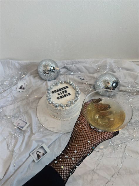 Not 30 Yet Birthday Ideas, 25th Birthday Silver Theme, Quarter Of A Century Birthday Ideas, Cake Silver Birthday, Silver Birthday Photoshoot Ideas, Birthday Silver Decoration, Mirrorball Birthday Cake, 27 Club Birthday Party, Quarter Life Crisis Cake