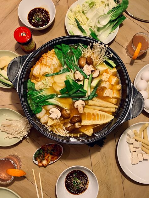 Hotpot Photography, Vegan Hot Pot Recipes, Hotpot Aesthetic, Vegan Hotpot, Vegan Hot Pot, Vegetarian Hot Pot Recipe, Asian Hot Pot Recipe, Hot Pot Photography Food Styling, Chinese Hotpot