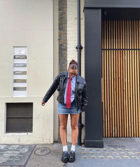 Button Up Shirt And Skirt, Tie Outfits For Women, Neck Tie Outfit, White Shirt With Tie, Fashion Inspo Instagram, Styling Jackets, Styling Skirts, Uni Fits, Tie Outfit