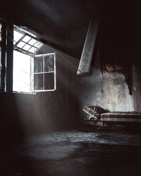 Abandoned grungy room in a house | free image by rawpixel.com / FAIRFILTER Horror Room Ideas, House Scary, Horror Room, Dystopian Aesthetic, Giger Alien, Scary Backgrounds, Scary Houses, Bleak House, Old Hospital