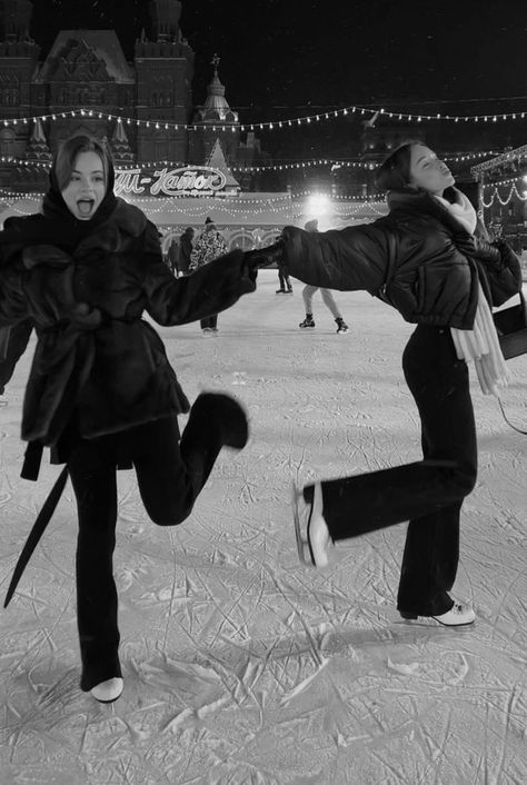 Ice Skating Photoshoot Ideas, Cute Ice Skating Outfit With Friends, Ice Skating Aesthetic Outfit Friends, Ice Skating Inspo Pics, Ice Skating Poses With Friends, Ice Skating Friends Aesthetic, Winter Skating Outfit, Outfit Schlittschuhlaufen, Iceskating Friends Outfits