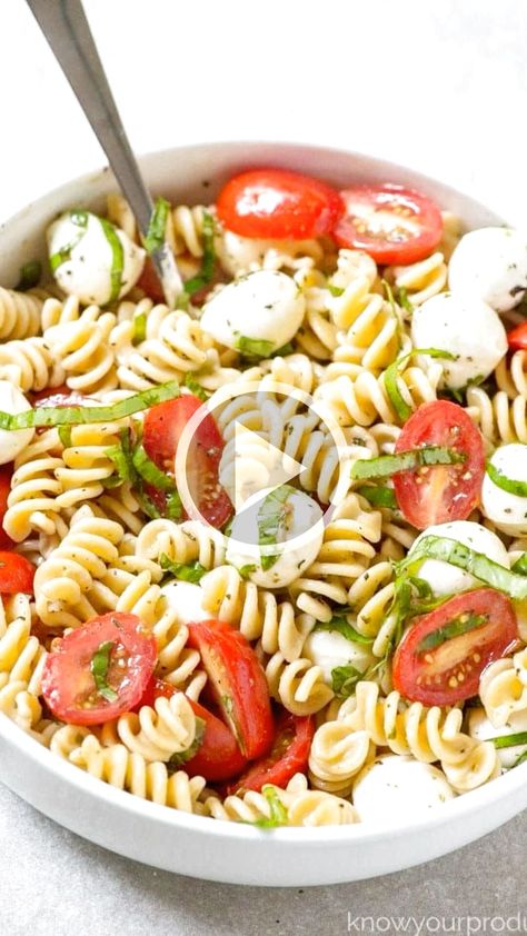 skin care products, beauty.. Vegetarian Pasta Salad, Caprese Pasta Salad, Caprese Pasta, Diner Recept, Idee Pasto, Simple Nutrition, Recipes Salad, Delicious Pasta, Skinny Taste Recipes