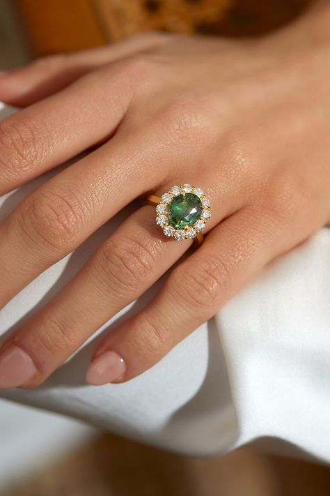 Emerald Ring Design, Green Engagement Rings, Emerald Ring Vintage, The Bling Ring, Green Sapphire Engagement Ring, Fancy Jewelry Necklace, Green Sapphire Ring, Emerald Wedding Rings, Cute Engagement Rings