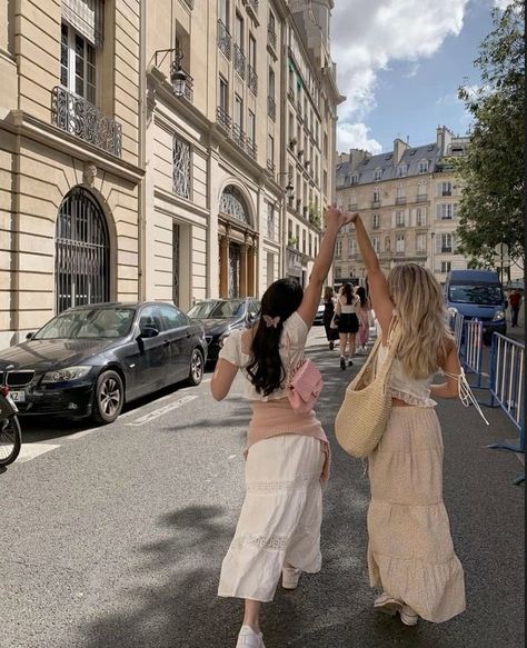 Pink Bestie Aesthetic, Paris Aesthetic Coquette, Summer Besties Aesthetic, Fashion Friends Aesthetic, Girly Friends Aesthetic, Girls Day Out Aesthetic, Bestie Trip Aesthetic, Spring Friends Aesthetic, Traveling With Bestie