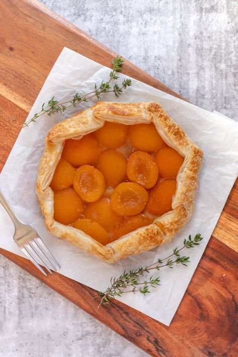 Easy apricot galette with puff pastry Galette With Puff Pastry, Puff Pastry Galette, Apricot Galette, Puff Pastry Ingredients, Butter Puff Pastry, Coconut Chia Pudding, Seasonal Fruit, Yogurt And Granola, Chia Pudding Recipes