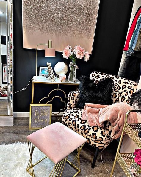 Leopard Office Decor, Black And Pink Office Ideas, Cheetah Print Room Ideas, Glam Office Ideas, Eclectic Glam, Stylish Bedroom Decor, Home Decor Apartment, Decor Ideas For Living Room, Salon Suites Decor