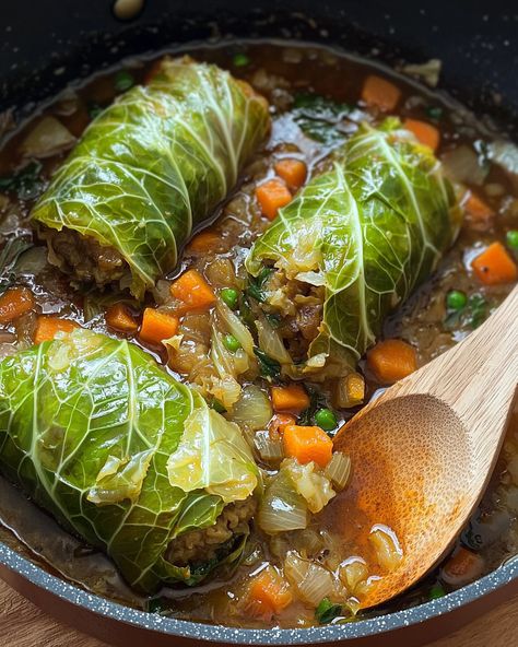 Les feuilles de chou farcies sont un plat réconfortant qui réchauffe les cœurs lors des froides soirées d’hiver. Garnies d’une délicieuse farce de bœuf et de légumes fondants, ces petites ... Read more Cooking Photography, Cooking For Beginners, Best Dinner Recipes, Fun Cooking, Healthy Salad Recipes, Cooking Dinner, Healthy Dinner Recipes Easy, Healthy Dinner Recipes, Cooking Tips