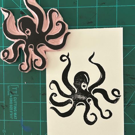 This handcarved octopus stamp was printed with waterbased speedball ink for a #100dayproject Lino Stamp Pattern, Shirt Stamp Ideas, Ink Block Prints, Octopus Lino Print, Linolium Printing Easy, Lino Print Clothes, Octopus Linocut, Print Making Ideas, Hand Carved Stamps Diy