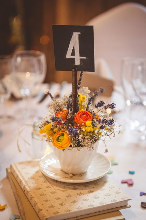 Coffee Cup Wedding Centerpieces, Wedding Teacup Centerpieces, Coffee Centerpieces Wedding, Tea Cup Centerpieces Vintage, Teacup Centerpieces Wedding, Vintage Book Wedding Decor, Coffee Cup Centerpiece Ideas, Wedding Tea Cup Centerpieces, Tea Cup Wedding Decor