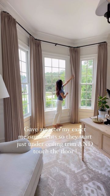 Bay Window Curtain Ideas, Bay Window Decorating Ideas, Bay Window Bedroom, Valet Rod, Living Room Bay Window, High Curtains, Bay Window Living Room, Handy Gadgets, Bay Window Curtain