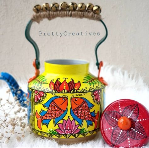 Madhubani Painting On Pot, Kettle Painting, Kettle Art, Pottery Plant Pots, Diwali Hampers, Mandela Design, Lady Painting, Rajasthani Art, Vase Painting