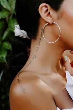 Down Neck Tattoos Women, Back Of Your Neck Tattoos, Words Down Neck Tattoo, Back Of Tattoos Neck For Women, Down The Neck And Shoulder Tattoo, Back Of Neck Tattoo Placement, Neck Woman Tattoo, Womens Side Neck Tattoos, Neck Tattoo Ideas Women