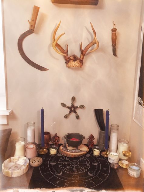 Norse Pagan Altar Ideas, Norse Witchcraft Aesthetic, Norse Altar Inspiration, Norse Paganism Altar, Norse Pagan Alter, Freya Alter Ideas, Odin Altar Ideas, Norse Pagan Altar Inspiration, Odin Worship