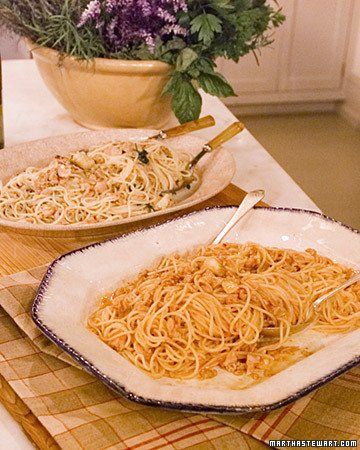 My better half's favorite pasta dish...Mark's Spaghetti with Brooklyn Clam Sauce Canned Clams, Red Clam Sauce, Clam Sauce Recipe, White Clam Sauce, Clam Sauce, Marinara Sauce Recipe, Vegan Worcestershire Sauce, Martha Stewart Recipes, Brooklyn Style