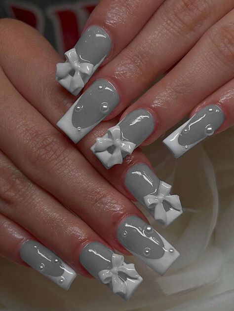 Short Gray Nails With Design, Grey Nail Inspo Acrylic, Grey And White Nail Designs, Grey Square Nails, Gray Nails Design, Acrylic Nails Grey, White Short Nails, Nail Designs Bling, Nails Grey