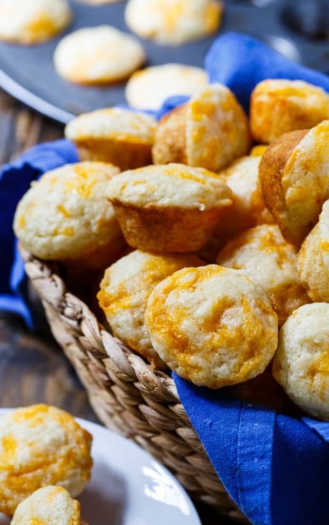 Jim 'N Nicks Cheese Biscuits copycat Jim N Nicks, Cheesy Biscuits, Cheesy Biscuit, Queso Cheddar, Filled Muffins, Baking Bread Recipes, Grill Restaurant, Biscuit Bake, Cheese Biscuits