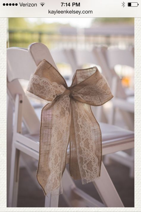 Rustic wedding chair bow Noeud pour chaise toile de jute et dentelle Make A Bow With Ribbon, Bow With Ribbon, Friendsgiving Decorations, Aisle Decorations, Wedding Notebook, Make A Bow, Bow Wedding, Country Chic Wedding, Wedding Chair