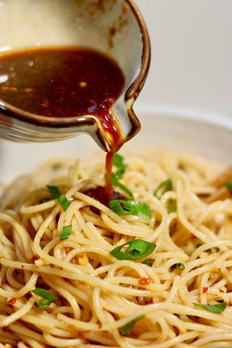 Spicy Sauce For Noodles, Spicy Noodle Sauce, Spicy Garlic Noodles, Noodle Sauce, Chickpea Vegan, Spicy Noodle, Asian Noodle Recipes, Noodle Recipes Easy, Ramen Noodle Recipes