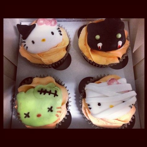 Kitty Cupcakes, Halloween Breakfast, Hello Kitty Cupcakes, Halloween Baking, Cute Baking, A Rat, Hello Kitty Halloween, Halloween Cupcakes, Cute Desserts