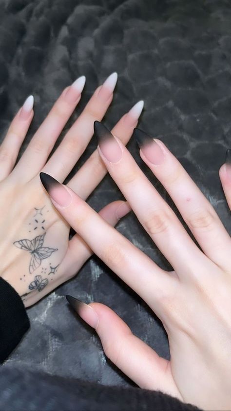 Aesthetic Black Nail Designs, Goth Nails Gel, Ombre Black And White Nails, Y2k Aesthetic Nails Black, Baby Boomer Nero, Black To White Nails, White To Black Nails, Nails One Hand Black One Hand White, Aesthetic Nails Matte