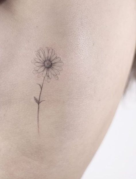 Daisy Tattoo On Arm, Daisy Aries Tattoo, Unique Daisy Tattoo, Daisy Tattoo Behind Ear, Margherita Tattoo, Minimal Daisy Tattoo, Tattoo Daisy Flower, Daisy Fine Line Tattoo, Unique Sunflower Tattoos For Women