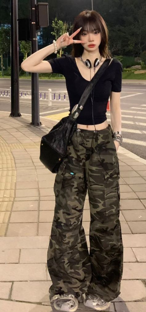 Army Cargos Outfits, Cargo Fits Aesthetic, Baggy Army Pants Outfit, Grunge Outfits Cargo Pants, Cargo Army Pants Outfit, How To Style Camo Cargo Pants, Army Outfit Ideas, Black Aesthetic Grunge Outfit, Low Waisted Outfits