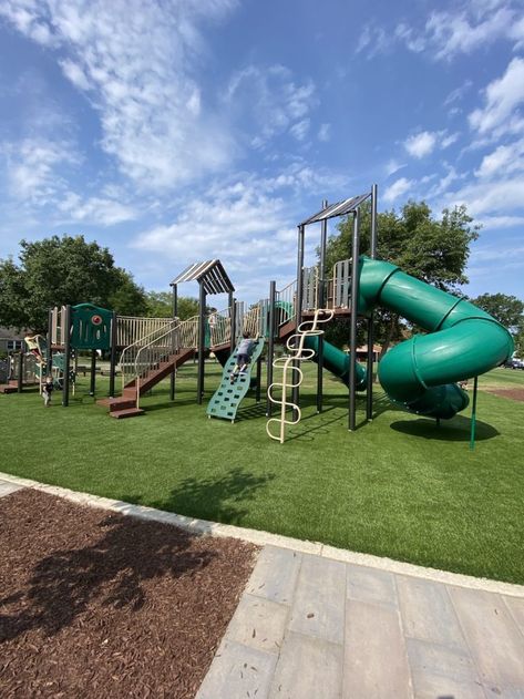 Looking for a great playground or park in Worthington, Ohio? Try out one of these 5 super fun parks for a day out with the kids in Worthington! Worthington, Ohio is a suburb just north of Columbus. It has some fun neighborhood parks to explore! Neighborhood Playground, Cool Playgrounds, Sheltered Housing, Playground Areas, Outdoor Park, Children Park, Park Playground, Hill Park, Playground Design