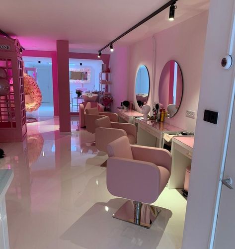 Pink Hair Salon Decor, Hair Suite, Beauty Bar Salon Ideas, Beauty Bar Salon, Beauty Shop Decor, Makeup Studio Decor, Pink Salon, Salon Styling Chairs, Beauty Room Salon