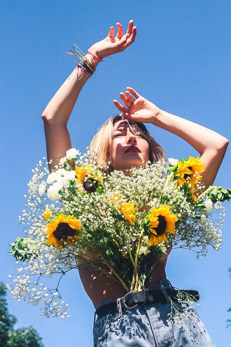 Bed Of Flowers Photoshoot, Flower Pants Photoshoot, Flowers As Top Photoshoot, Flowers Top Photoshoot, Flowers In Pants Photoshoot, Flower Photoshoot Creative Outdoor, Flower Top Photoshoot Outdoor, Photography With Flowers, Girl Photoshooting Ideas With Flower