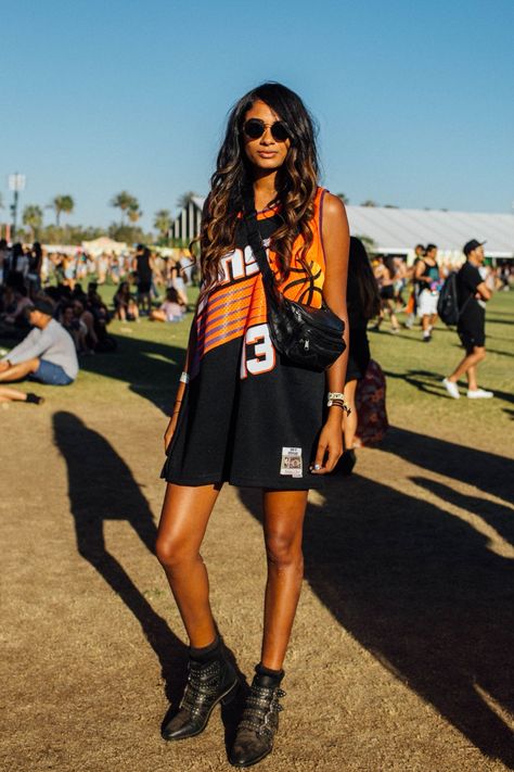 The Best Fashion Looks At Coachella 2018 T Shirt Dress Festival Outfit, Music Festival Outfits Tomboy, Cool Festival Looks, Causal Festival Outfit, Athletic Festival Outfit, Festival Midsize Outfits, Hot Weather Festival Outfits, Festival Diy Ideas, Minimalist Festival Outfit