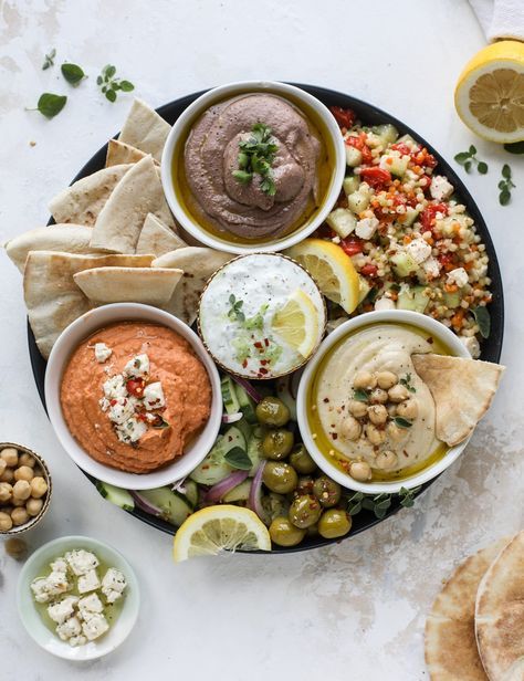 Here you can find out how to make the perfect hummus platter! This trio includes caramelized onion hummus, smoky black bean hummus and roasted red pepper white bean hummus, along with a couscous salad and quick tzatziki! I howsweeteats.com #hummus #platter #appetizer #snack #chickpeas #healthy #blackbeans #yogurt #tzatziki Hummus Ideas, Onion Hummus, Arabisk Mad, Hummus Platter, Black Bean Hummus, White Bean Hummus, Bean Hummus, Homemade Hummus, Couscous Salad