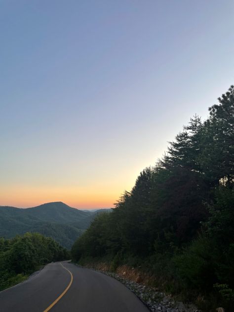 smoky mountains view Smoky Mountains Road Trip, Smokey Mountains Tennessee Aesthetic, Great Smoky Mountains Aesthetic, Smoky Mountain Aesthetic, Smoky Mountains Aesthetic, Mountains Tennessee, Smoky Mountains Tennessee, Vision 2024, Mountain Vibes