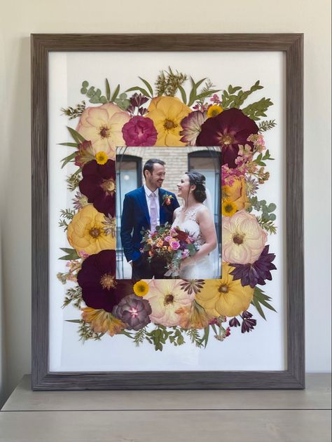 Dried Flowers Ideas Bouquet, Pressed Flowers With Photo, Framed Bouquet, Dry Flower Frame, Frame Wedding Bouquet, Pressed Bouquet Wedding, Wedding Bouquet Keepsake, Preserved Wedding Bouquet, Press Flowers