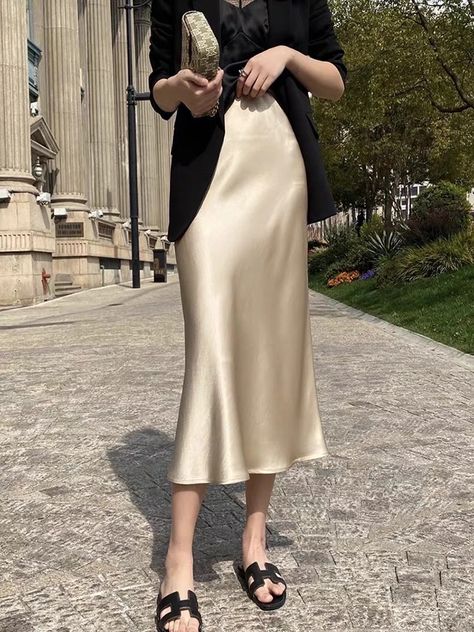 Satin Skirts, Long Pencil Skirt, Empire Waistline, Skirts For Women, Satin Skirt, Primavera Estate, A Line Skirt, Elegant Fashion, Skirt Fashion