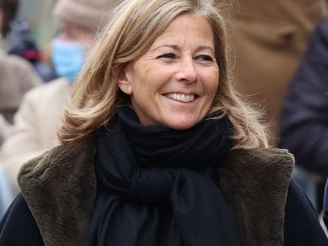 Claire Chazal s'est affichée sur Instagram avec un pantalon plutôt surprenant pour la saison : un jean blanc. Alors comment porter le jean blanc en hiver ? Voici avec quoi elle l'a associé pour être plus stylée que jamais ! Claire Chazal Style, Quoi Porter, Le Respect, Porter, Instagram