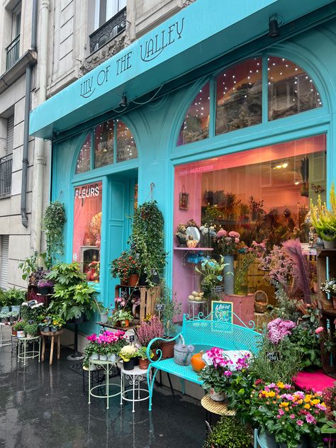 Flower Shop Ideas, Vintage Flower Shop, Shop In Paris, Flower Cafe, Flower Shop Design, Paris Store, French Flowers, Boutique Decor, Coffee Flower