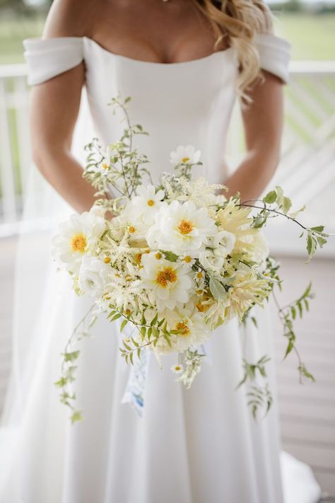 Yellow Bride Bouquet, Yellow Bride, Yellow White Wedding, Yellow Bridal Bouquets, Yellow Wedding Bouquet, Small Wedding Bouquets, Yellow Wedding Theme, Yellow Wedding Flowers, Yellow Bouquets