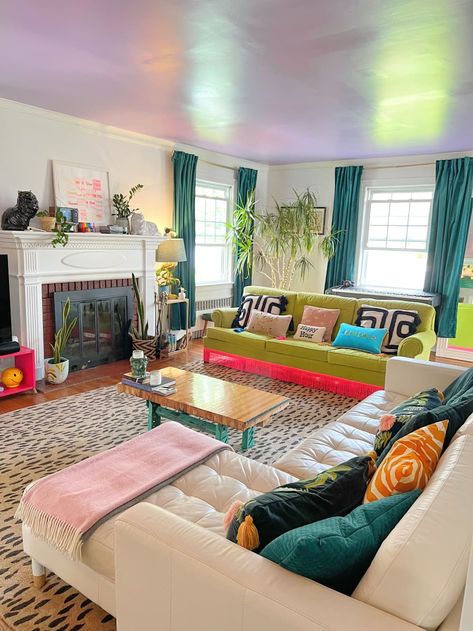 Maximalist House, White Couch Living Room, Green Couch Living Room, Maximalist Living Room, White Couch, White Sectional, Luxury Living Room Decor, Classy Decor, Colourful Living Room