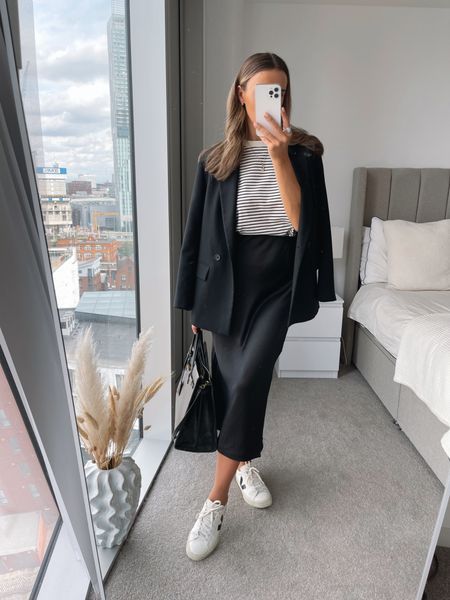 Business Casual Outfits Midi Skirt, Aritzia Midi Skirt, Styling A Black Satin Midi Skirt, Business Casual Slip Skirt, Work Outfit Midi Skirt, Work Wear Skirt, Styling Silk Midi Skirt, Black Satin Midi Skirt Outfit Casual, Midi Black Skirt Outfit Casual