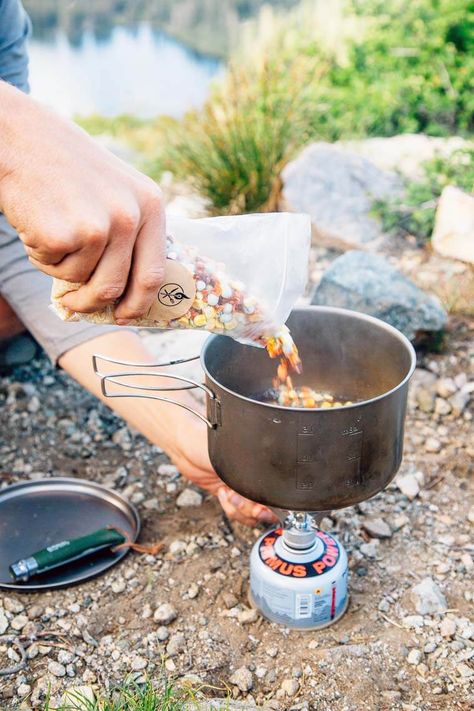 Lightweight Backpacking Food, Best Backpacking Food, Backpacking Breakfast, Hiking Lunch, Backpacking Food Ideas, Hiking Food, Kayak Camping, Bushcraft Camping, Backpacking Food