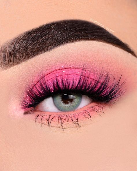 Pink Eye Makeup For Hooded Eyes, Hot Pink Makeup Ideas, Bright Pink Eyeshadow Looks, Bright Pink Eye Makeup, Pink Eye Looks, Pink Smokey Eye Makeup, Hot Pink Eye Makeup, Hot Pink Eyeshadow Looks, Pink And Green Makeup