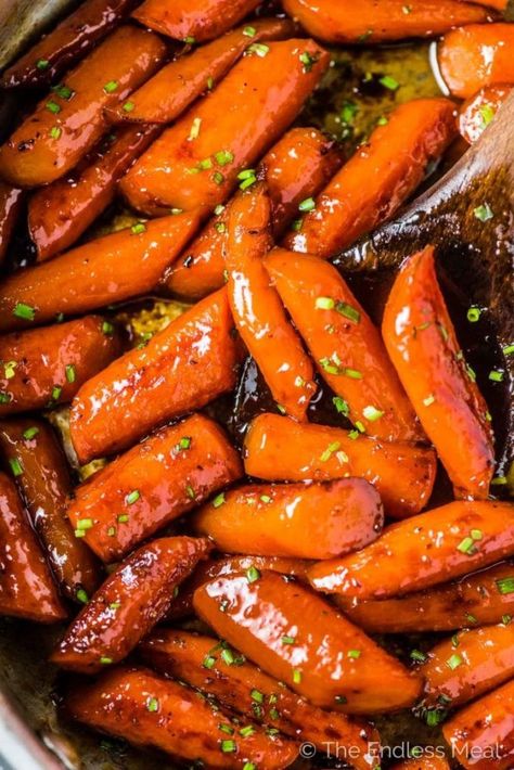 Spicy Glazed Carrots, Sweet And Spicy Carrots, Thanksgiving Board, Yummy Vegetables, Honey Carrots, Vegetable Side Dishes Healthy, Candied Carrots, Spicy Carrots, Honey Roasted Carrots