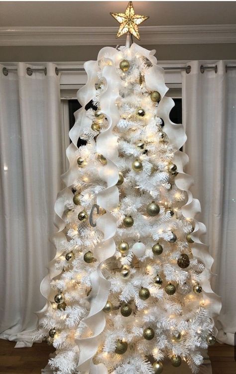 White Tree Gold Ornaments, White Christmas Tree With Gold Ornaments, Spiral Ribbon On Christmas Tree, Gold And White Christmas Tree Ideas, Black White And Gold Christmas, White Tree Decorations Decorating Ideas, White Xmas Tree, White Christmas Tree Decorations, White Christmas Tree Ideas