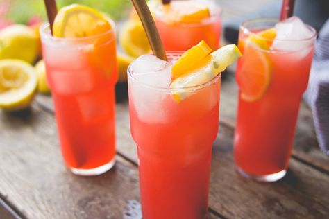 Rhubarb Lemonade Rhubarb Drink, Rhubarb Lemonade, Rhubarb Syrup, Rhubarb Recipes, Healthy Drinks Recipes, Pink Drinks, Homemade Treats, Fresh Lemon Juice, Rhubarb