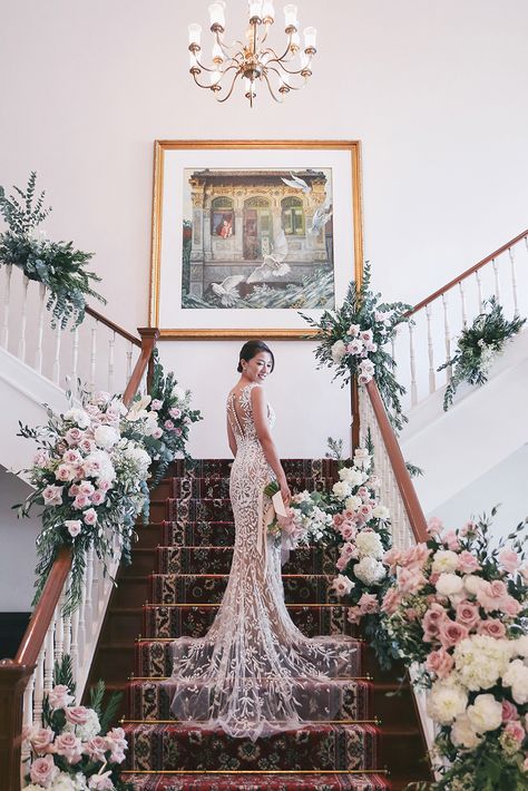 Stairs With Flowers, Wedding Staircase Decoration, Wedding Stairs, Wedding Staircase, White Flower Arrangements, Cheap Wedding Flowers, Red Wedding Flowers, Blush Wedding Flowers, Wedding Reception Flowers